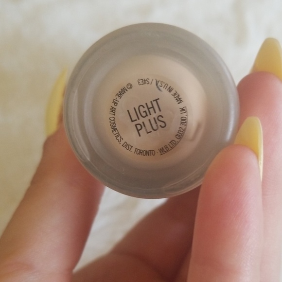 Mac next to nothing foundation shade light + - Picture 2 of 2